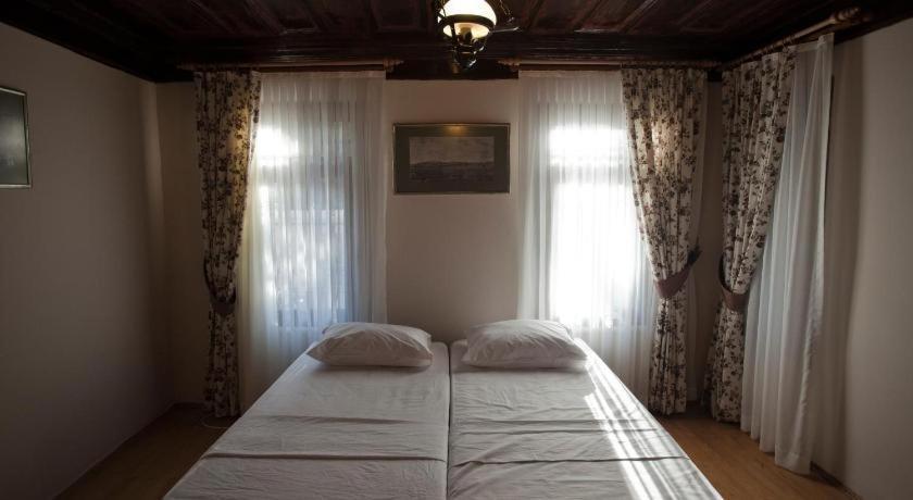 Wooden House Hostel *